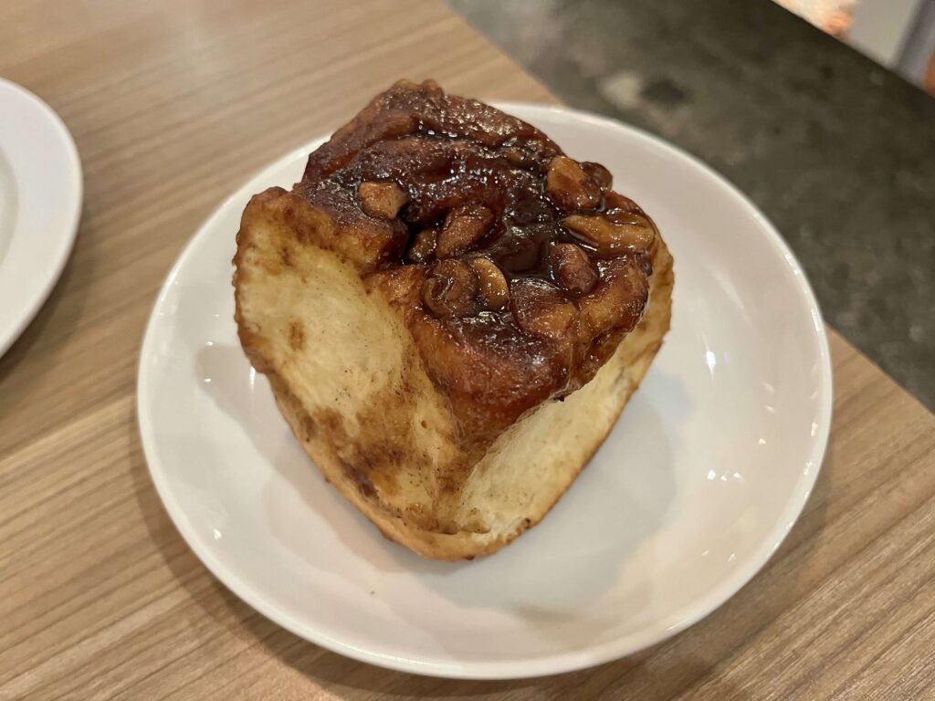 Heritage Bakery & Cafe 的招牌肉桂捲