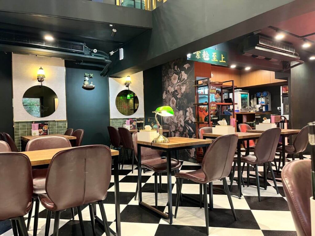小螺波螺螄粉新埔店內的用餐環境